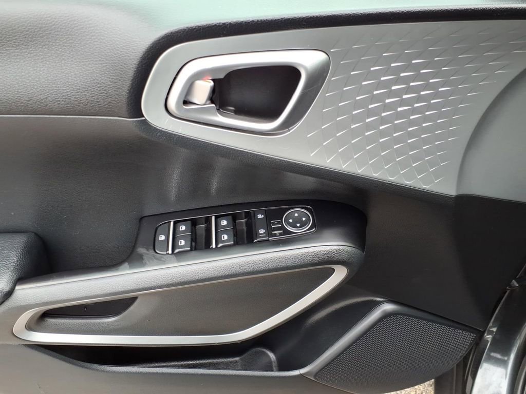 Used 2025 Kia Soul LX w/ LX Technology Package FWD image 14