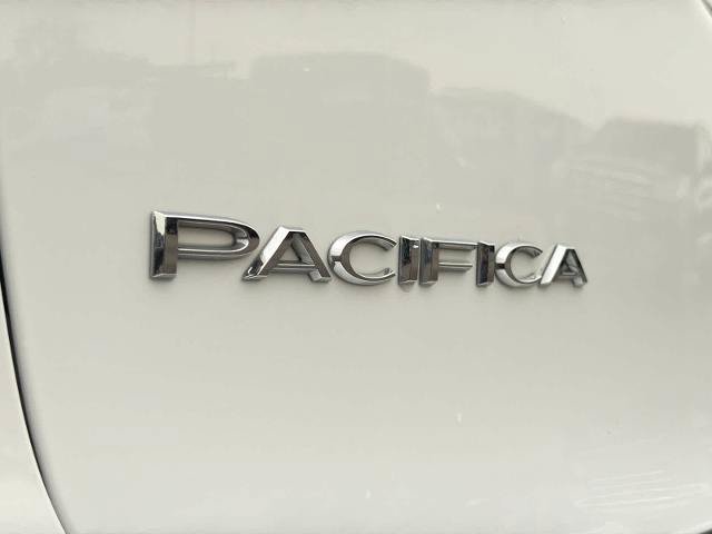 Used 2024 Chrysler Pacifica Touring-L FWD image 12