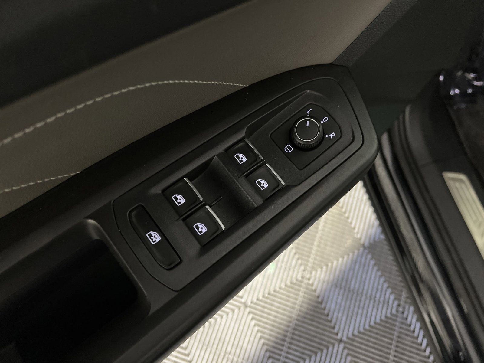 Used 2022 Volkswagen Atlas SEL Premium image 15