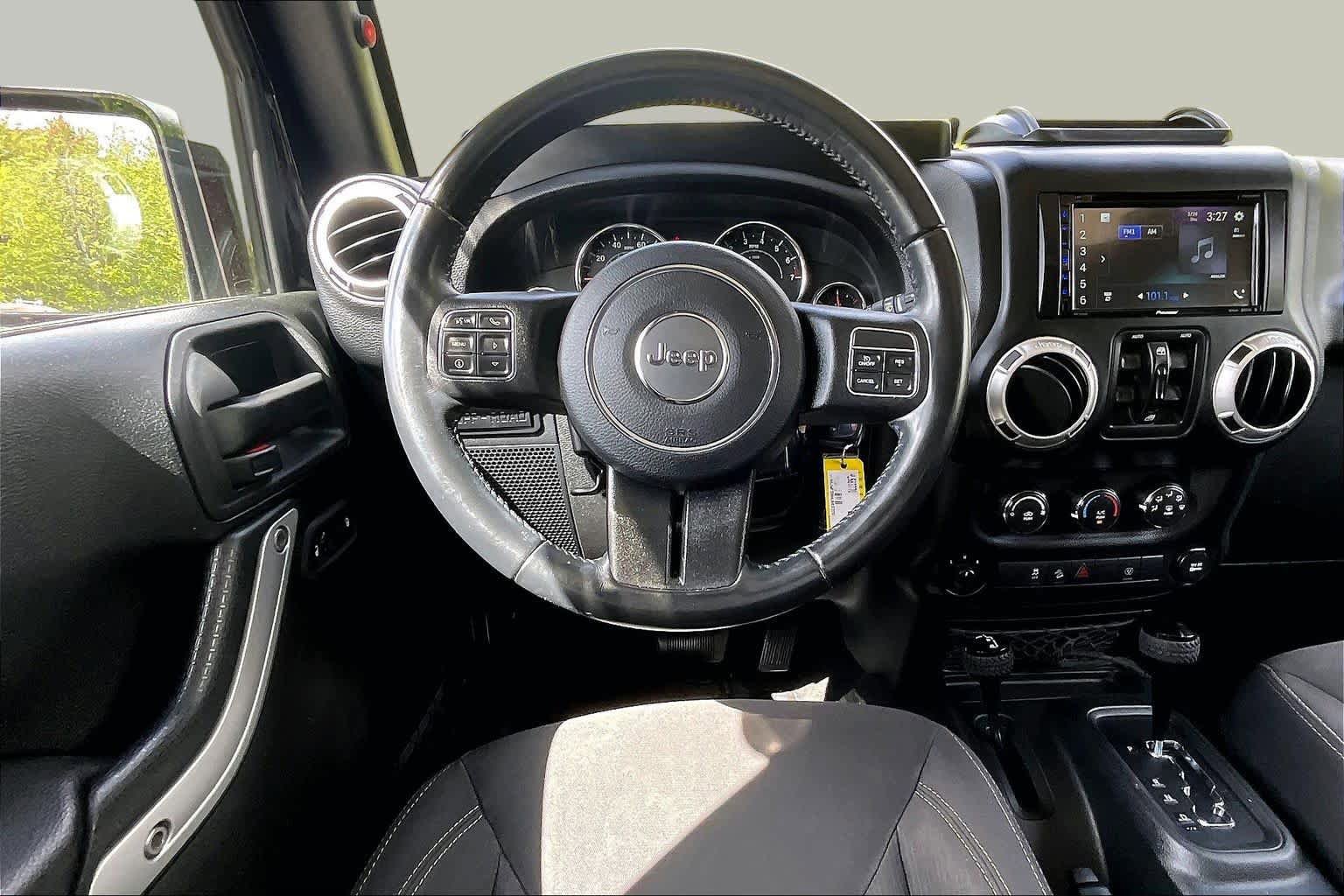 Used 2017 Jeep Wrangler Unlimited Rubicon w/ Connectivity Group AWD/4WD image 6