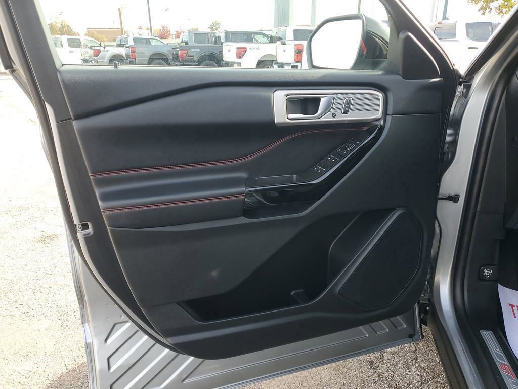 Certified 2023 Ford Explorer ST-Line image 16