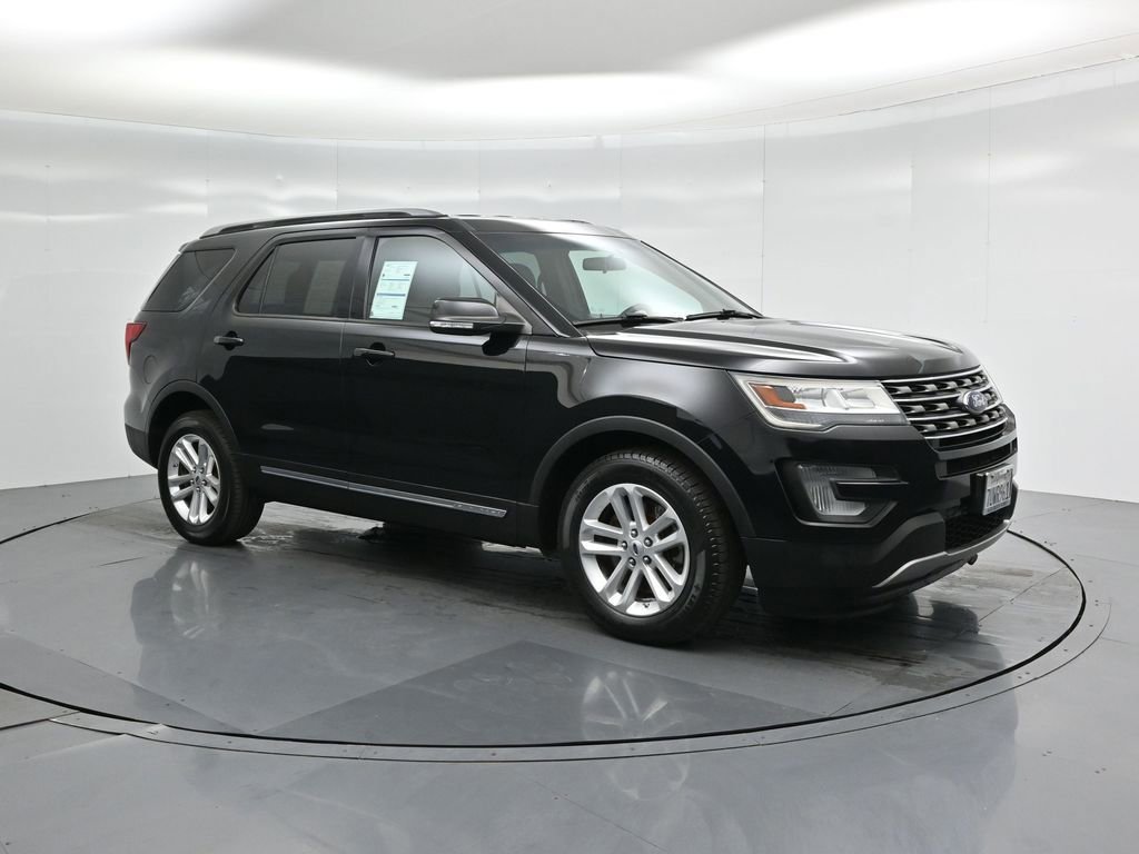 Certified 2017 Ford Explorer XLT image 3
