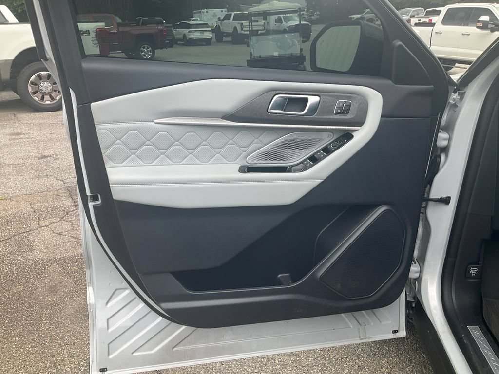 Certified 2025 Ford Explorer Platinum w/ Ultimate Package AWD/4WD image 17