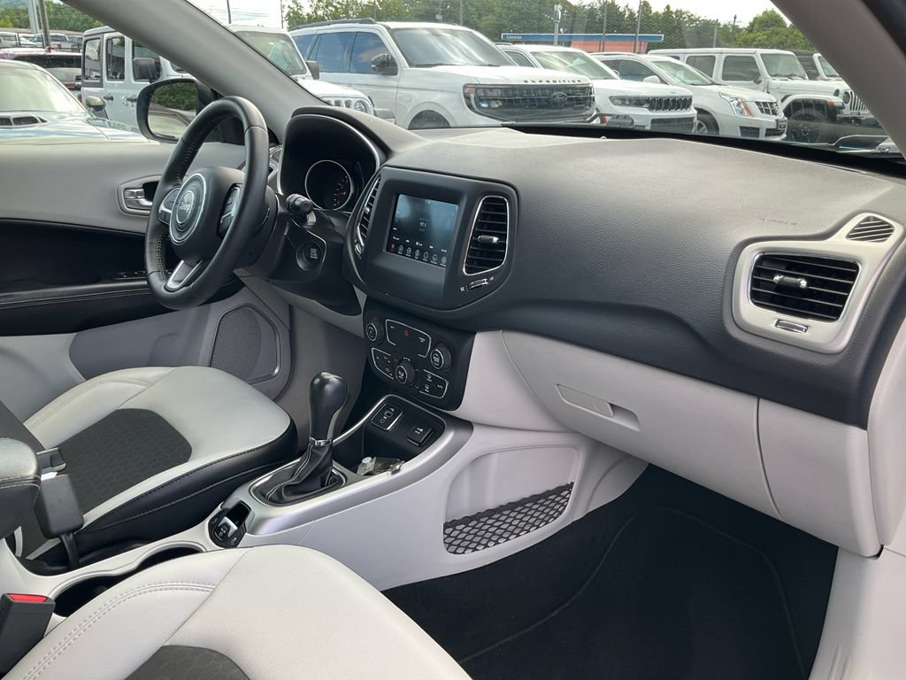Used 2019 Jeep Compass Latitude w/ Popular Equipment Group FWD image 11