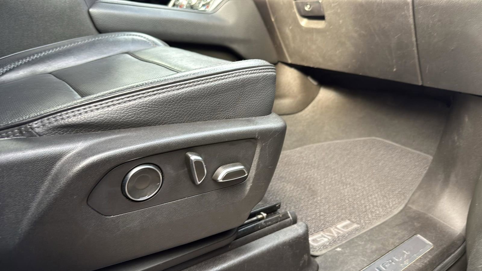 Used 2021 GMC Yukon XL Denali image 25