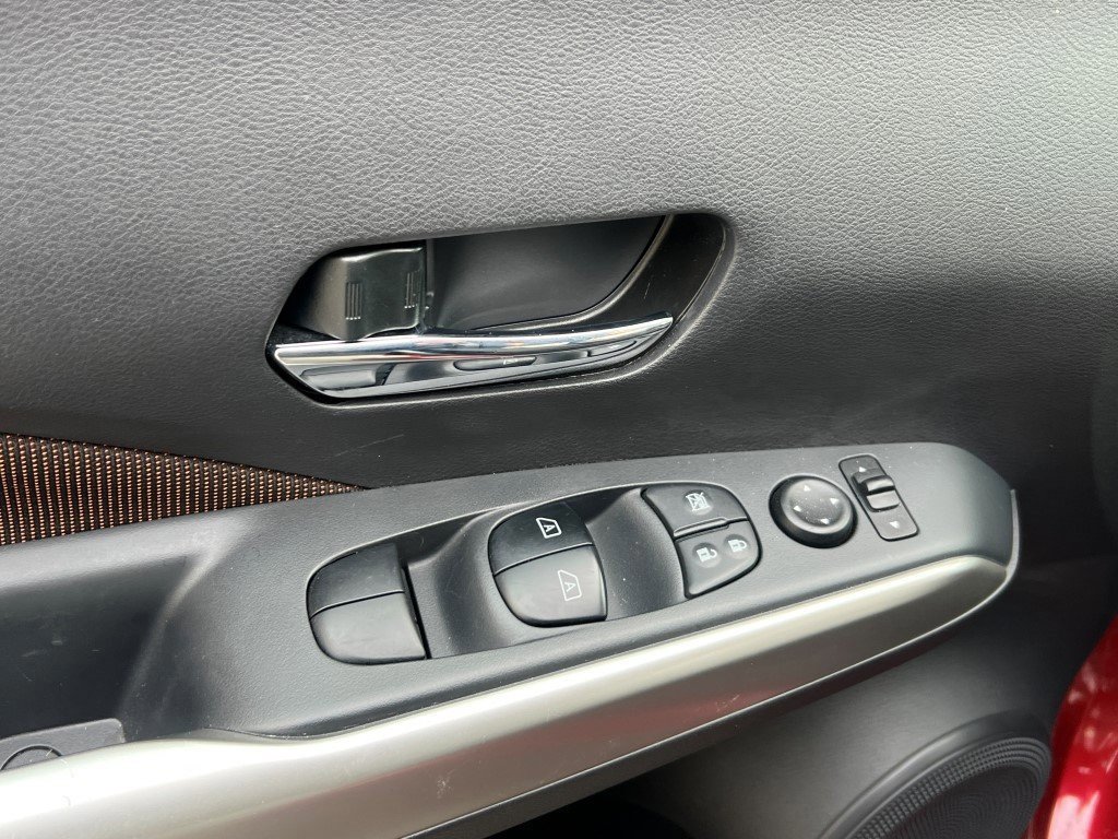 Used 2019 Nissan Kicks SR image 16