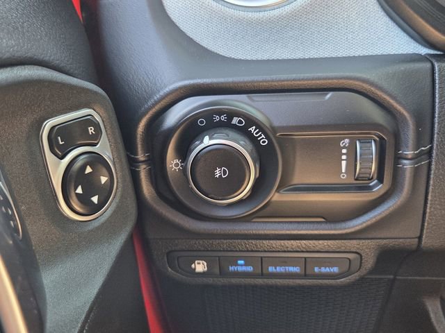 Used 2025 Jeep Wrangler Unlimited Sahara AWD/4WD image 24