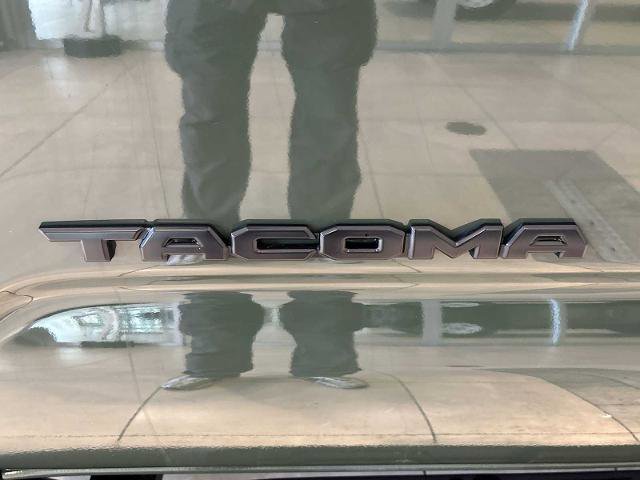 Used 2022 Toyota Tacoma TRD Sport w/ Black Out Package (TMS) AWD/4WD image 29