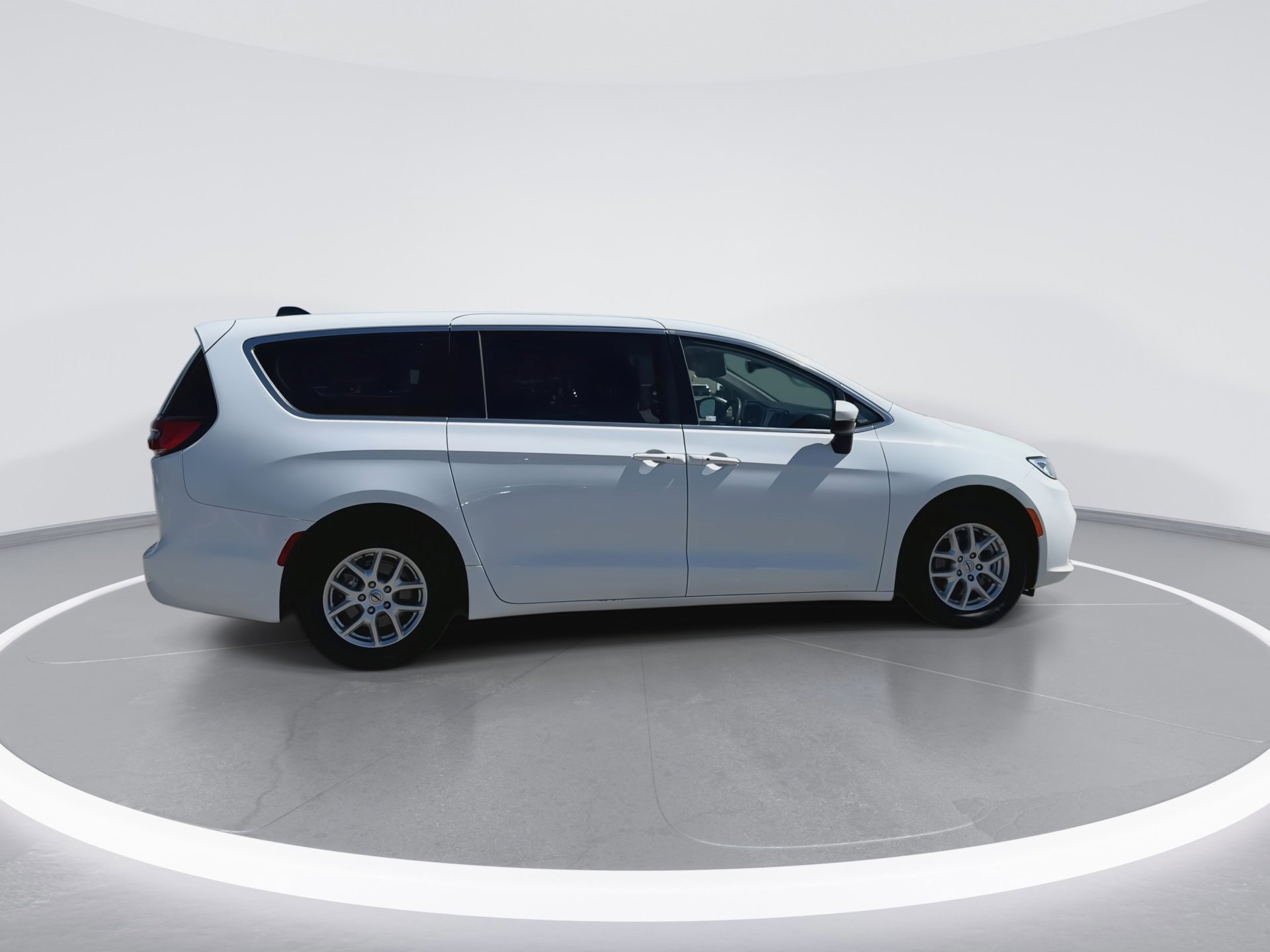 Used 2023 Chrysler Pacifica Touring-L image 4