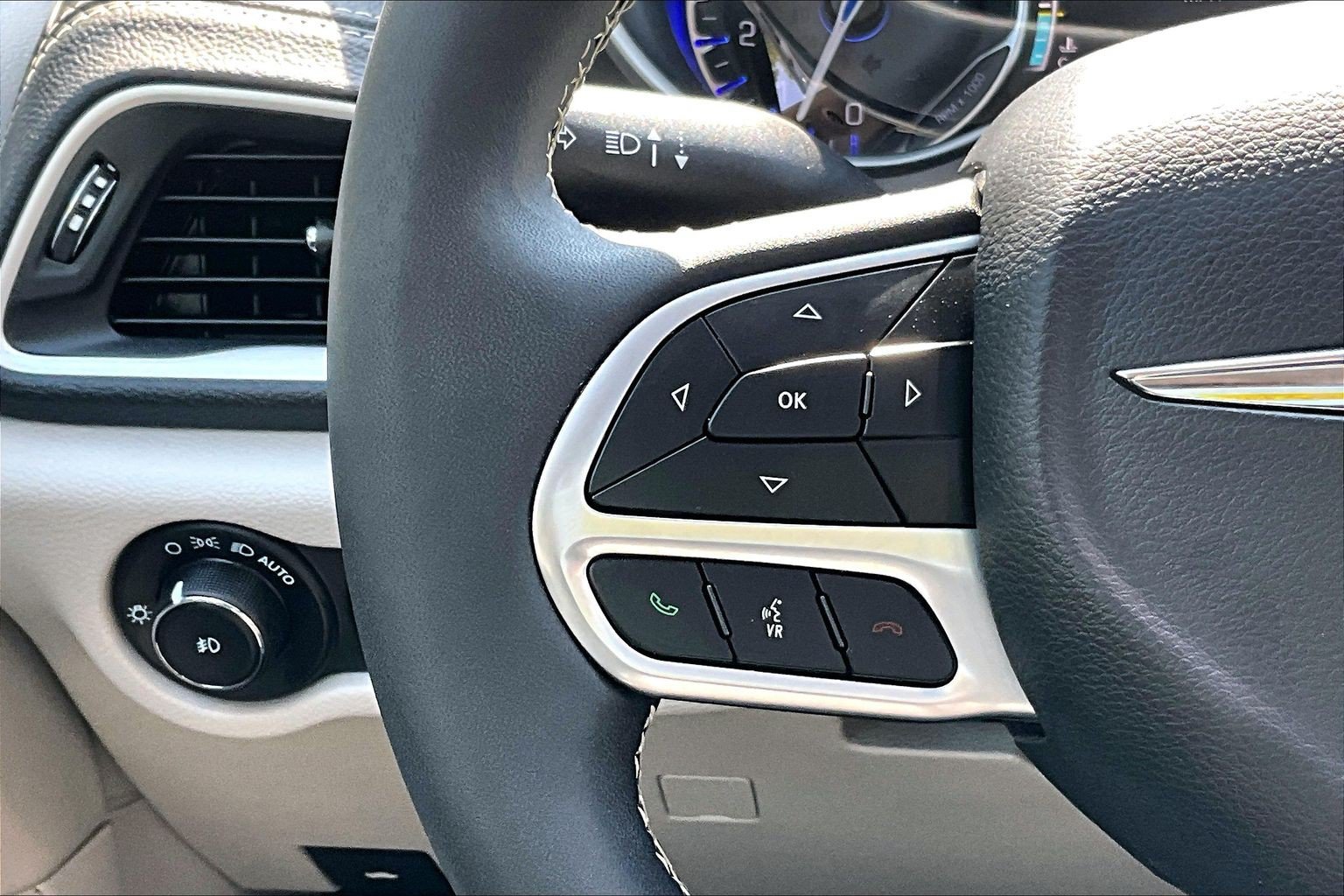 Used 2023 Chrysler Pacifica Touring-L AWD/4WD image 23