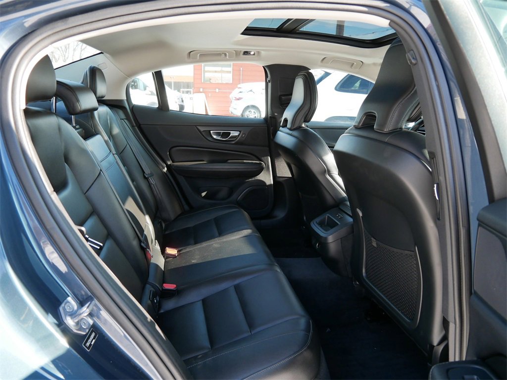 Used 2019 Volvo S60 T6 Momentum w/ Premium Package image 9