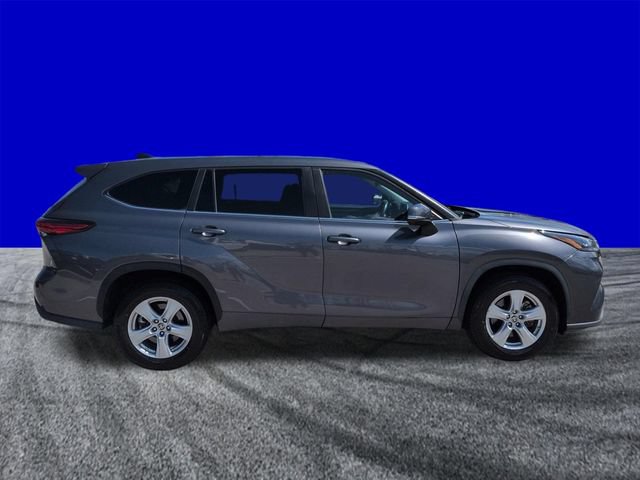 Used 2023 Toyota Highlander LE FWD image 3