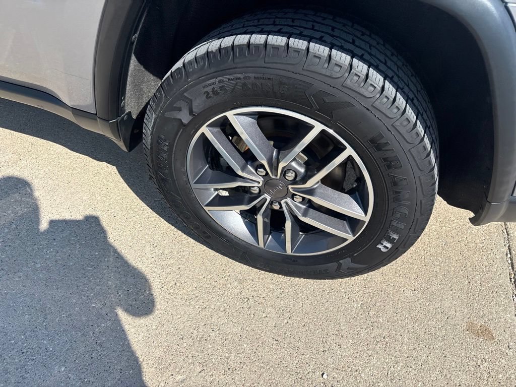 Used 2019 Jeep Grand Cherokee Laredo w/ 18" Wheel & 8.4" Radio Group AWD/4WD image 7