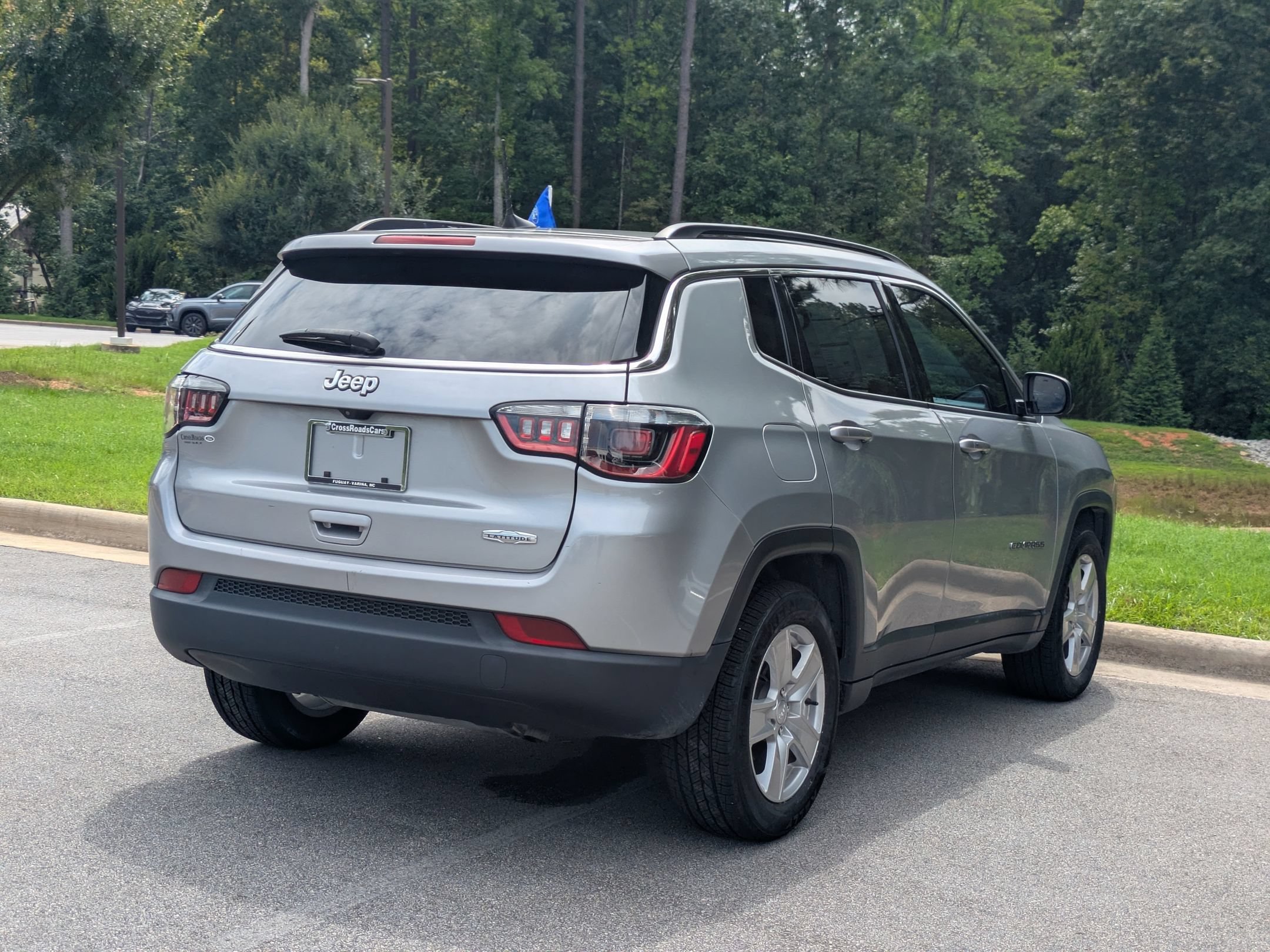 Used 2022 Jeep Compass Latitude w/ Sun and Sound Group FWD image 3