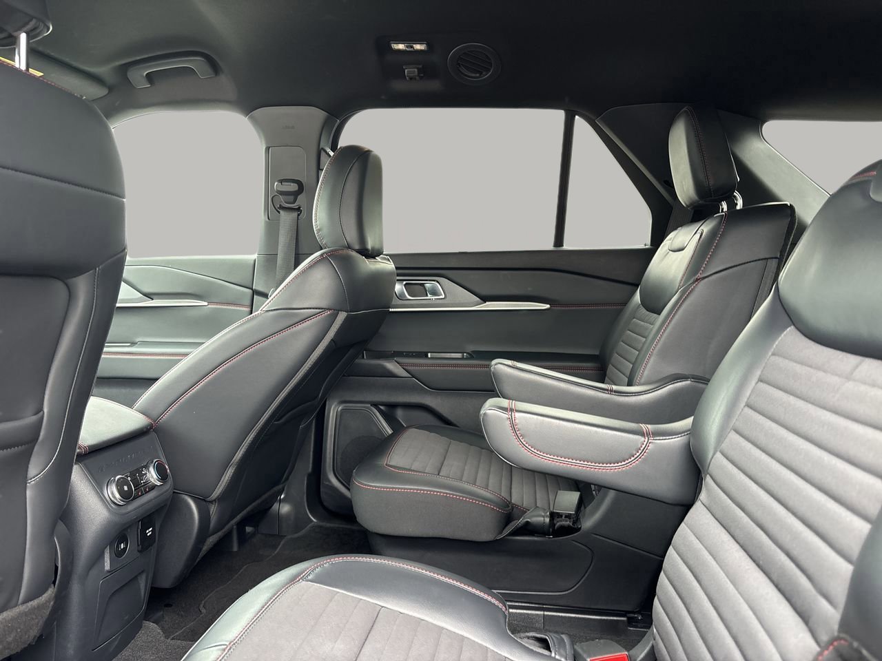 Certified 2025 Ford Explorer ST-Line w/ Premium Package image 23