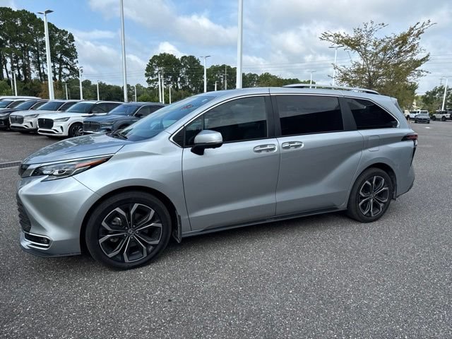 Used 2025 Toyota Sienna Platinum FWD image 13
