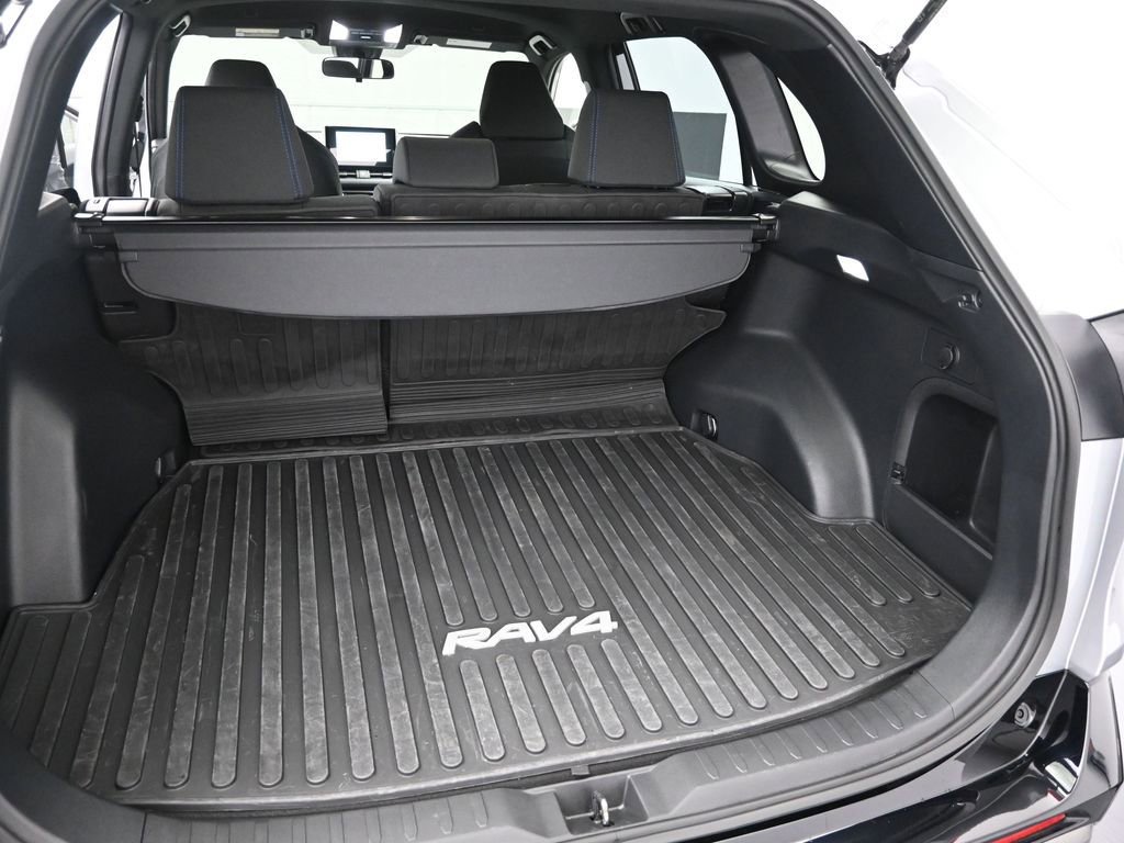 Used 2025 Toyota RAV4 SE image 9