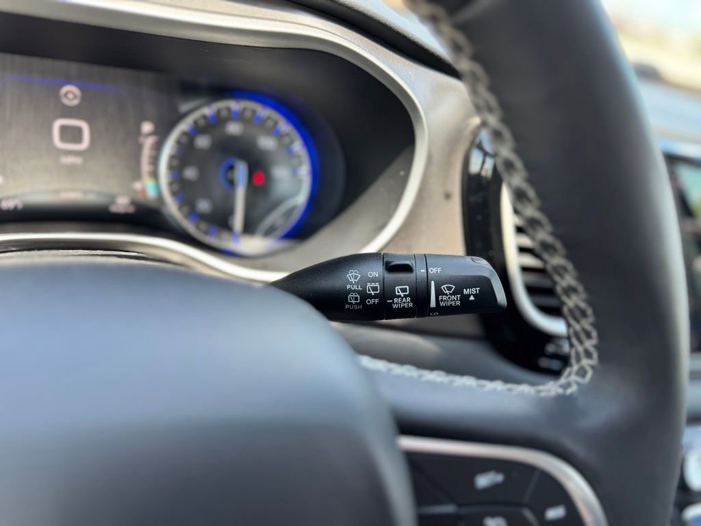Used 2023 Chrysler Pacifica Touring-L FWD image 19