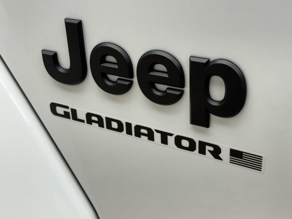 Used 2025 Jeep Gladiator Sport AWD/4WD image 3