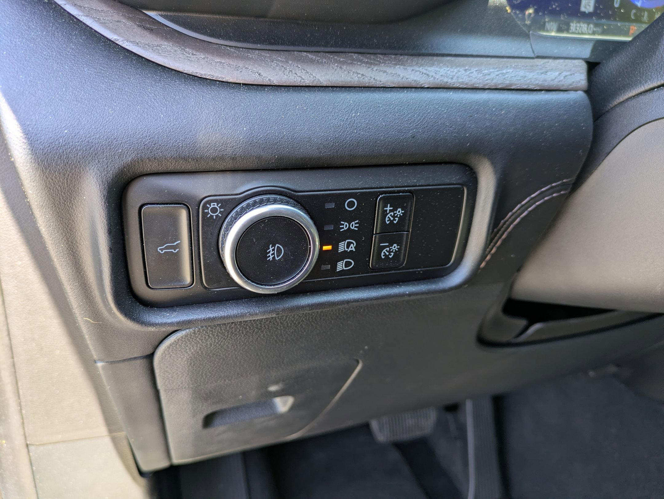 Certified 2023 Ford Explorer Platinum w/ Technology Package AWD/4WD image 16