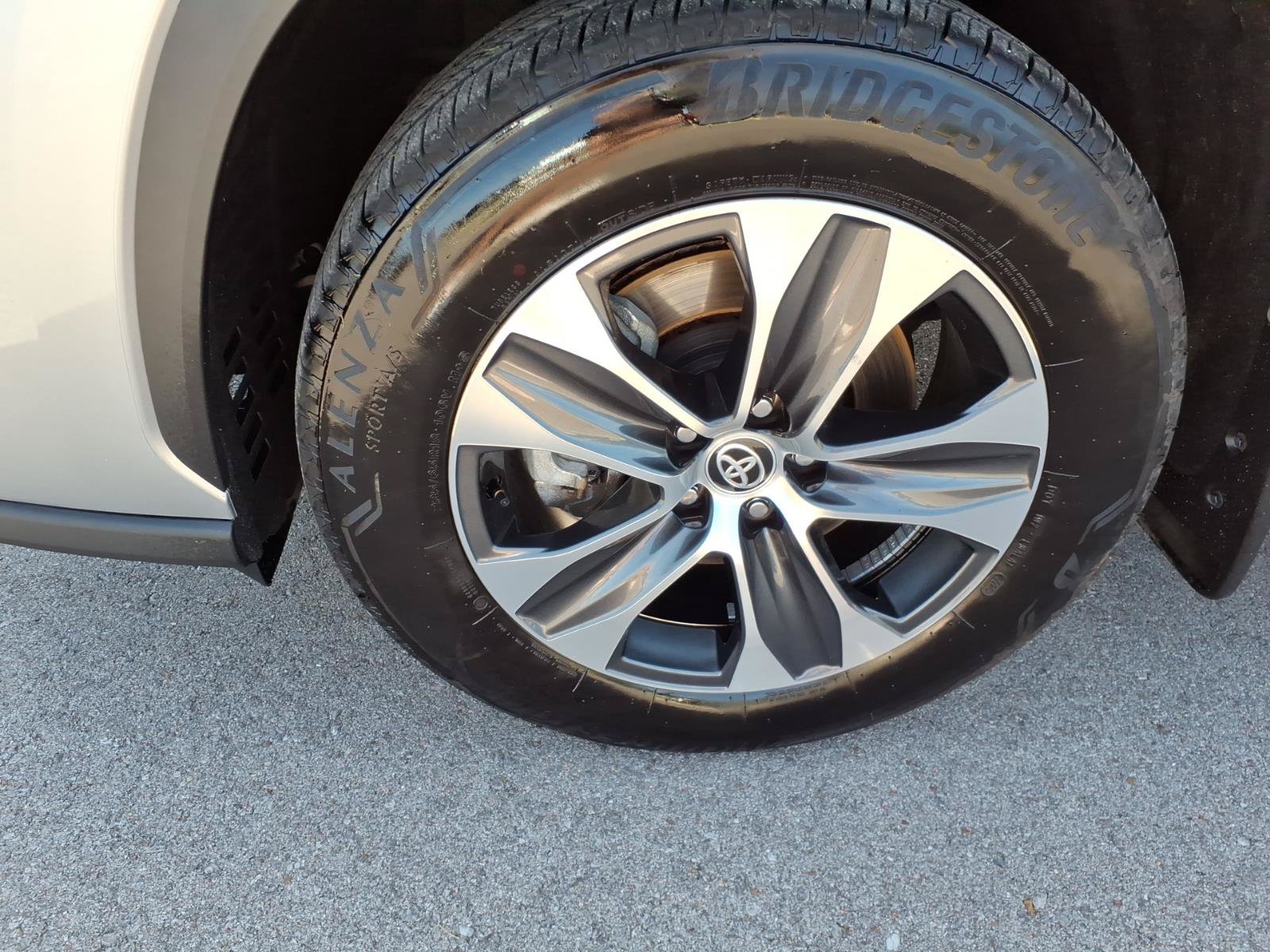 Used 2025 Toyota Highlander XLE AWD/4WD image 9