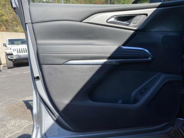 Used 2025 Chevrolet Traverse LT w/ Driver Confidence Package image 18