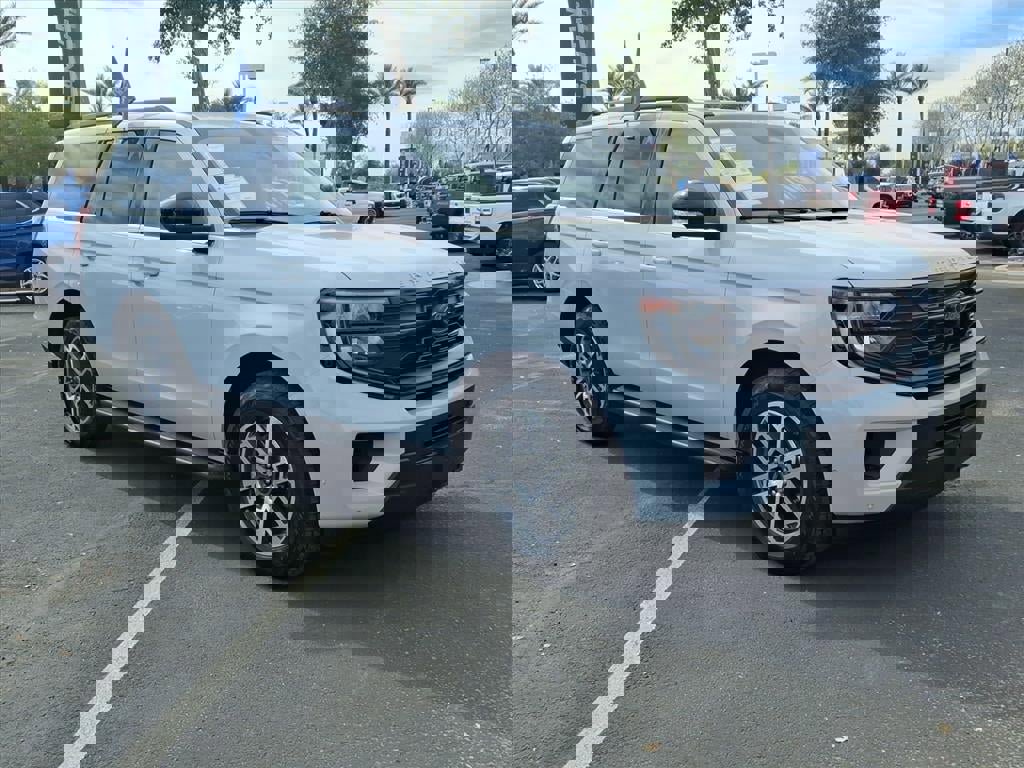 Certified 2025 Ford Expedition Active image 2