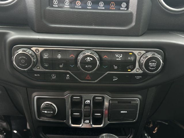 Used 2020 Jeep Wrangler Unlimited Sahara w/ Dual Top Group AWD/4WD image 23