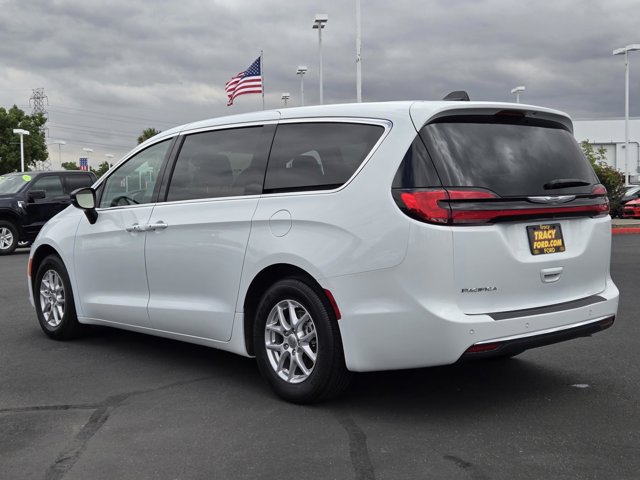 Used 2024 Chrysler Pacifica Touring-L FWD image 6