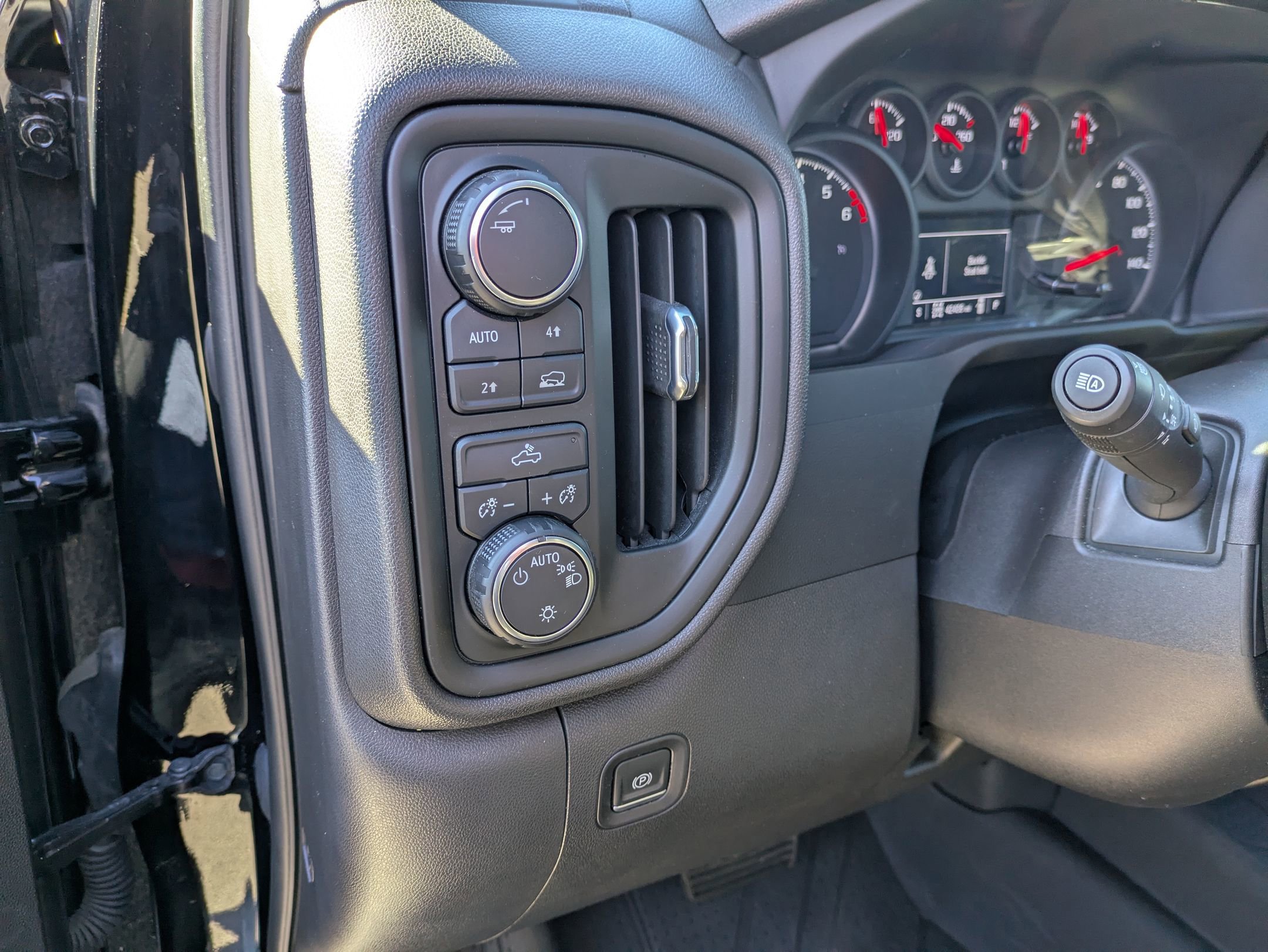 Used 2024 Chevrolet Silverado 1500 Custom image 17