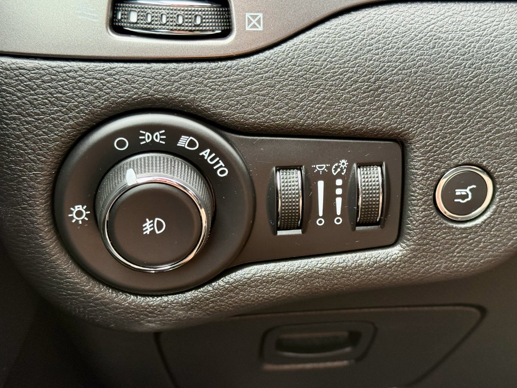 Used 2019 Jeep Cherokee Limited AWD/4WD image 28