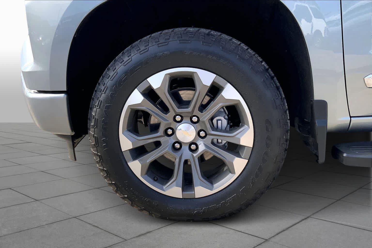 Used 2023 Chevrolet Silverado 1500 High Country w/ Technology Package AWD/4WD image 10