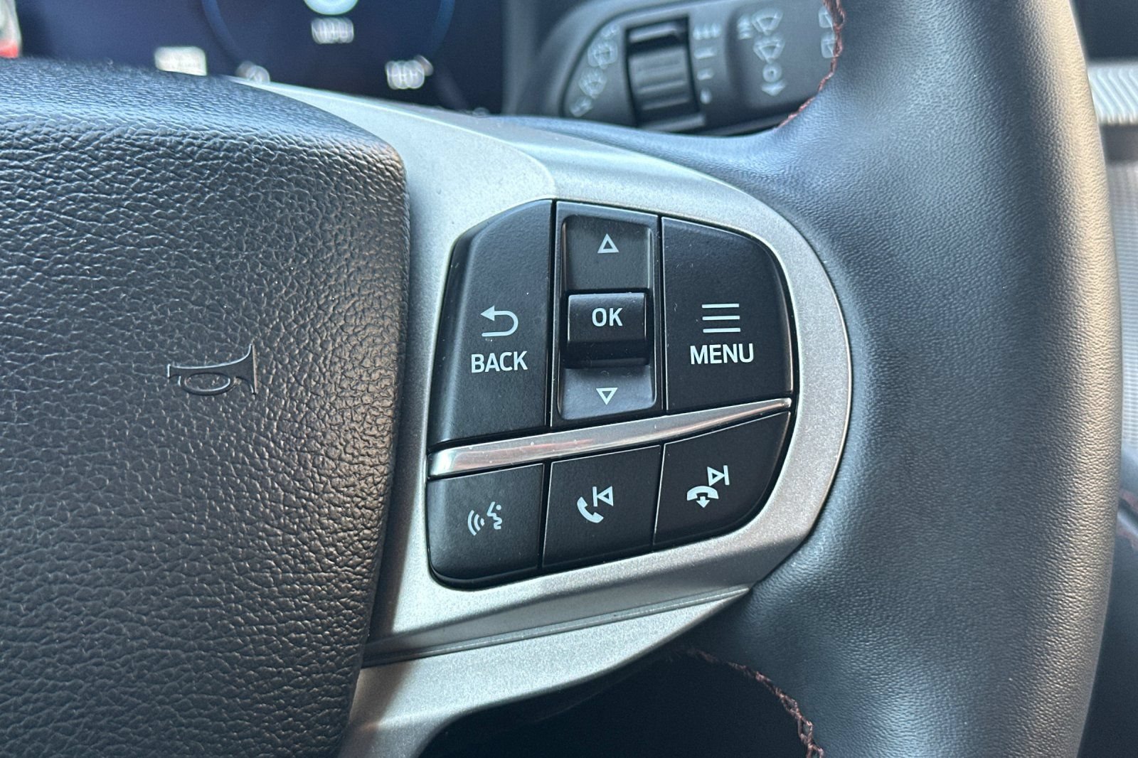 Certified 2025 Ford Explorer Active RWD image 40
