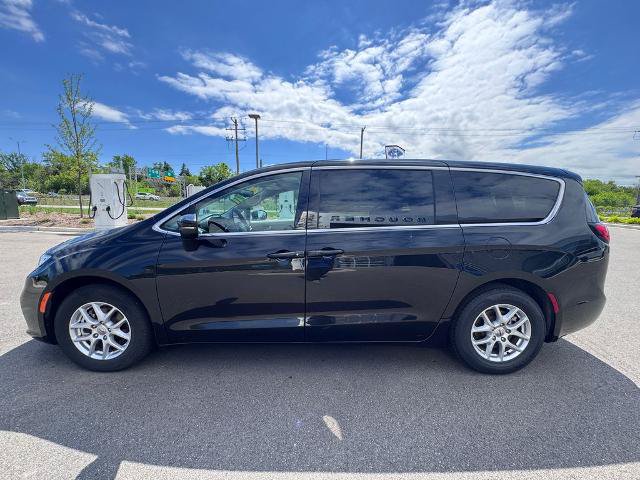 Used 2023 Chrysler Pacifica Touring-L FWD image 7