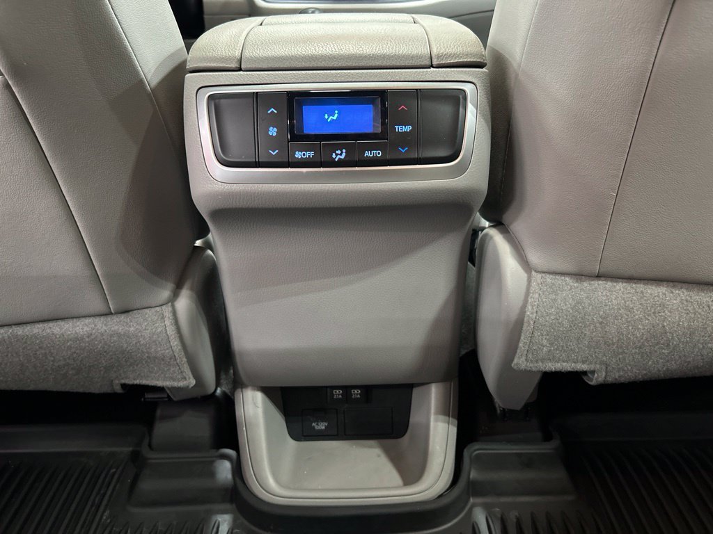 Used 2019 Toyota Highlander XLE AWD/4WD image 22