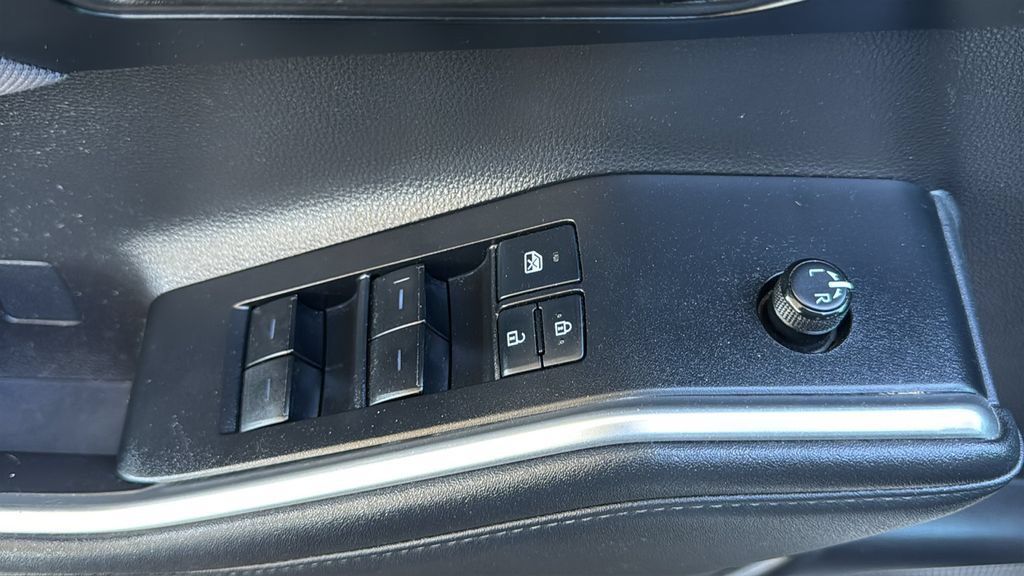 Used 2022 Toyota Highlander LE FWD image 19