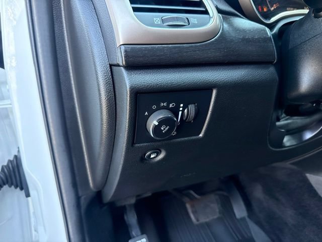 Used 2017 Jeep Grand Cherokee Laredo AWD/4WD image 16