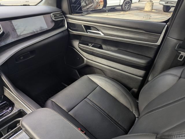 Used 2023 Jeep Wagoneer Series III w/ Preferred Equipment Group image 17