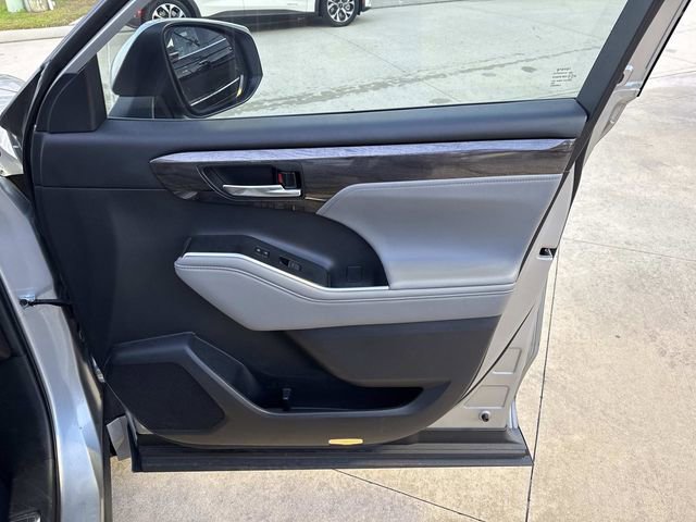 Used 2022 Toyota Highlander Limited image 14