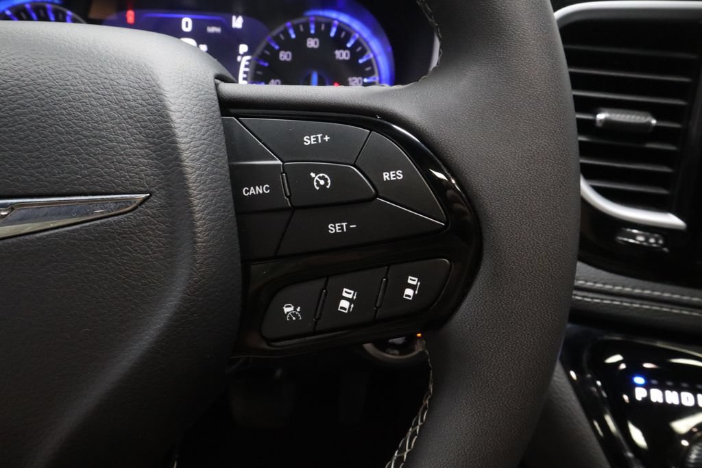 Used 2025 Chrysler Pacifica Limited FWD image 30