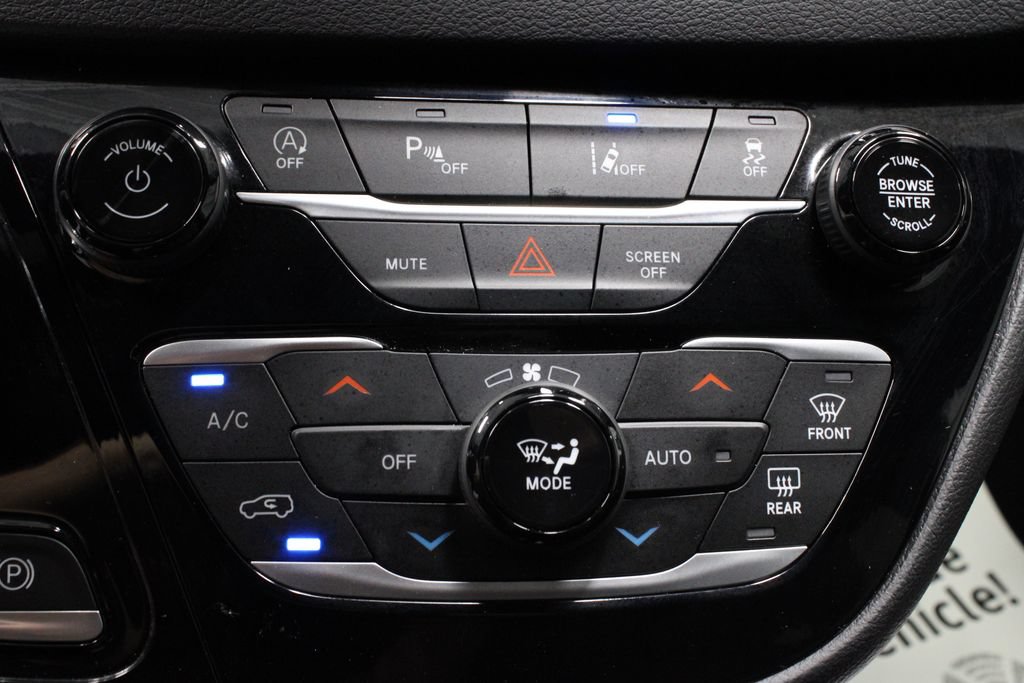 Used 2025 Chrysler Pacifica Select FWD image 32
