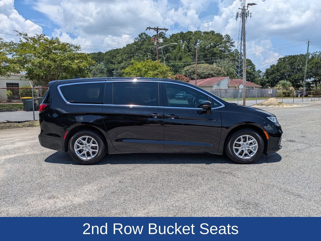 Used 2025 Chrysler Pacifica Select FWD image 3