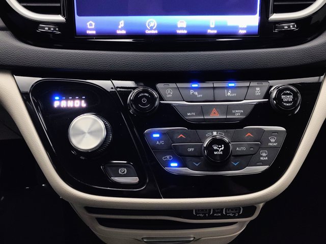 Used 2024 Chrysler Pacifica Touring-L FWD image 30