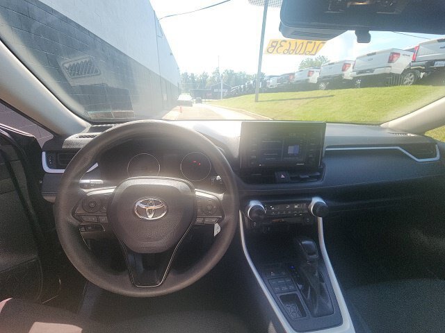Used 2022 Toyota RAV4 LE AWD/4WD image 28
