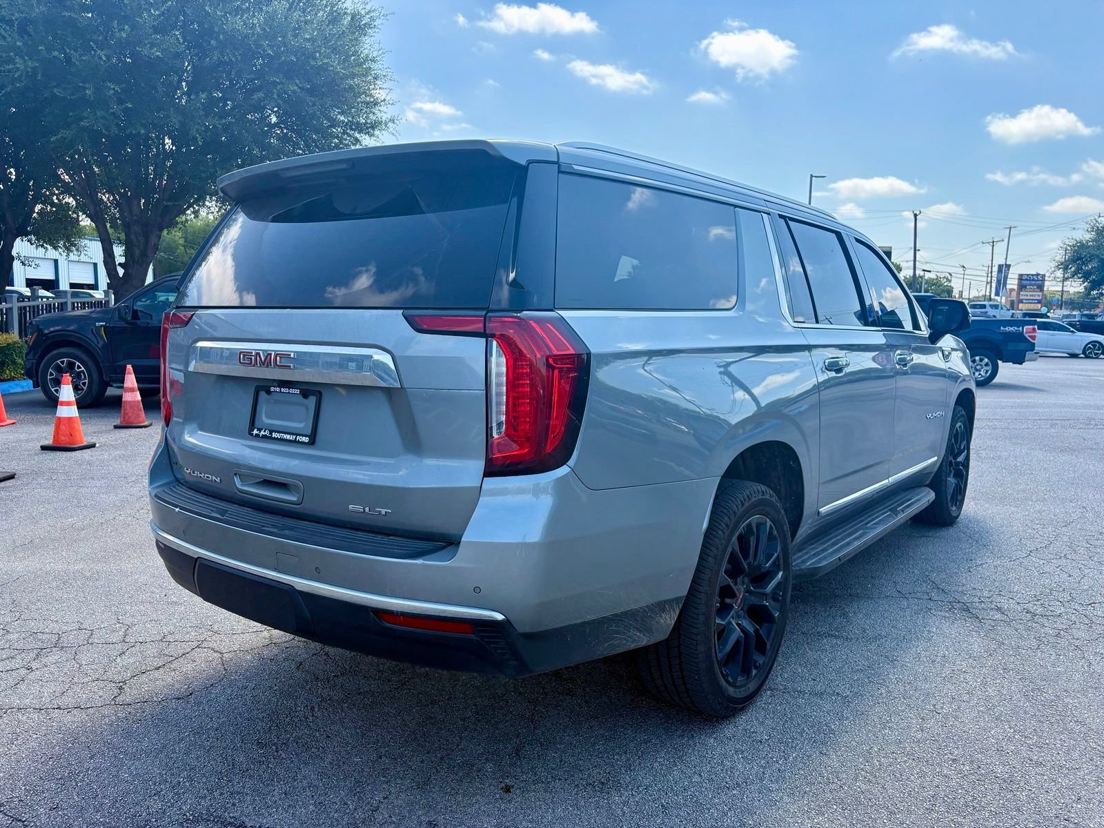 Used 2023 GMC Yukon XL SLT w/ SLT Premium Package AWD/4WD image 3
