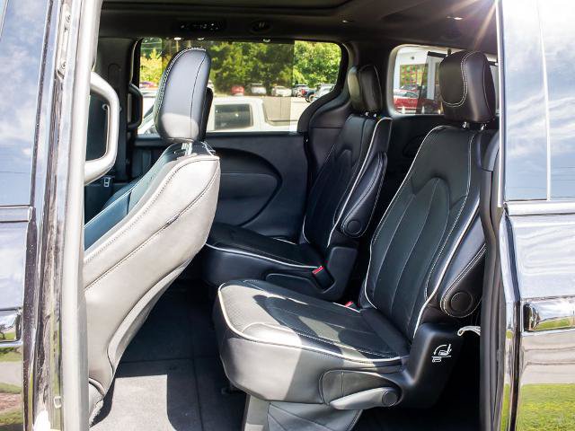 Used 2025 Chrysler Pacifica Limited FWD image 16