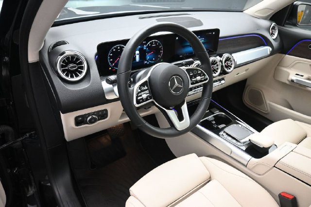 Used 2023 Mercedes-Benz GLB 250 4MATIC image 9