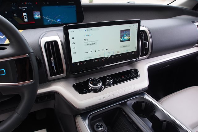 Certified 2025 Ford Expedition Active AWD/4WD image 28