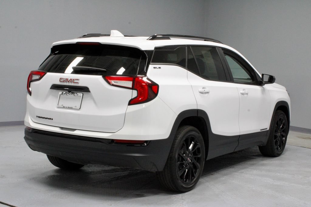Used 2024 GMC Terrain SLE w/ Driver Convenience Package FWD image 11