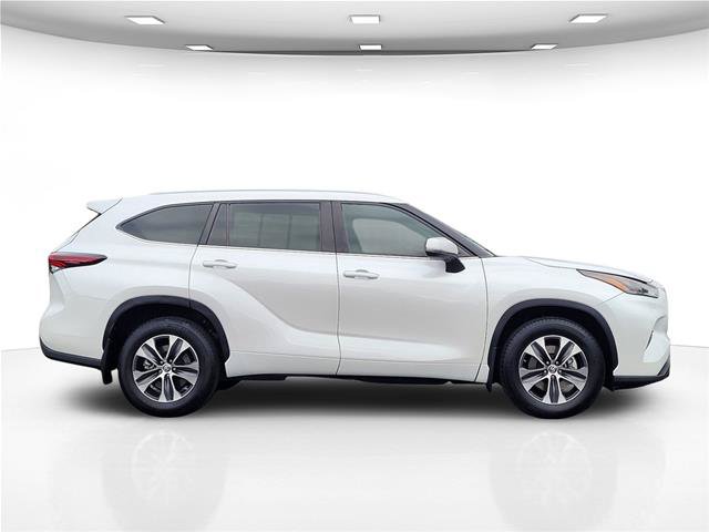 Used 2024 Toyota Highlander XLE AWD/4WD image 5